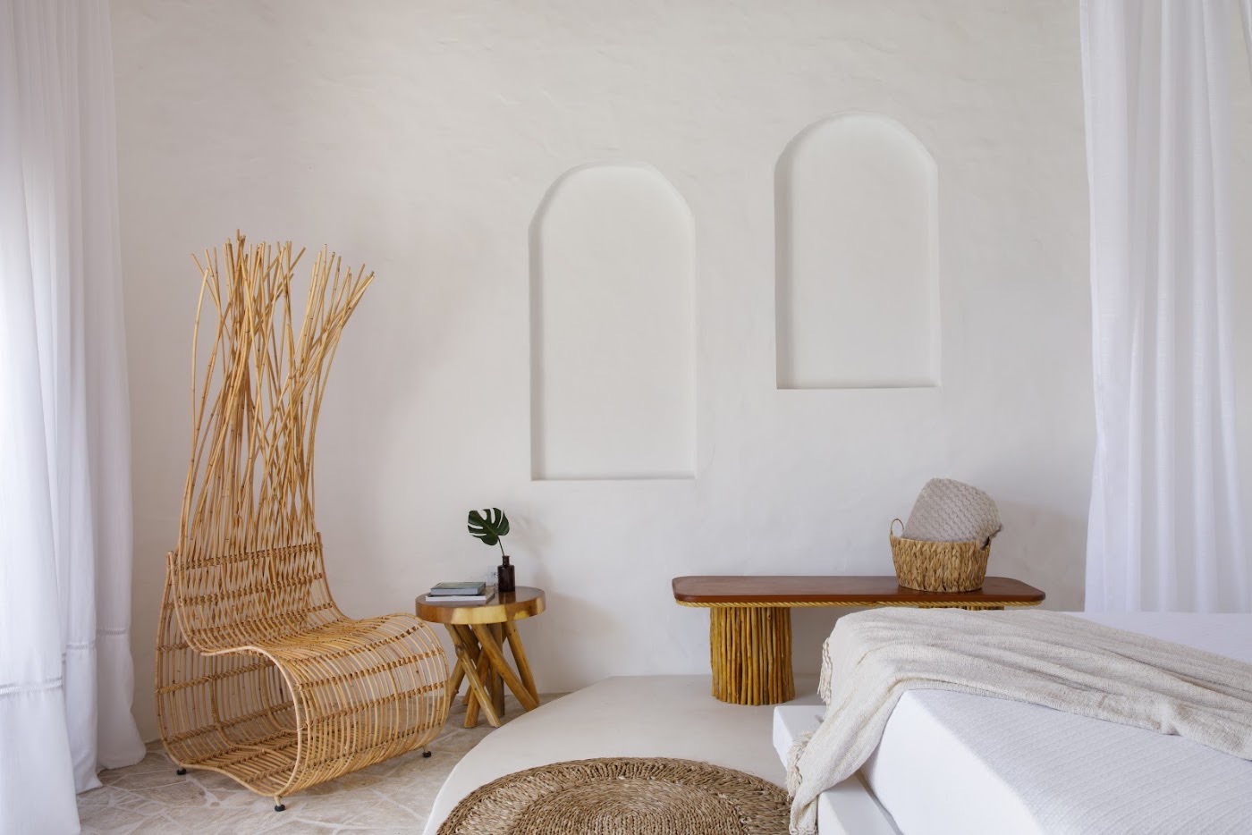 Bangalô Master: quarto com nichos em arco e cadeira escultural de fibra