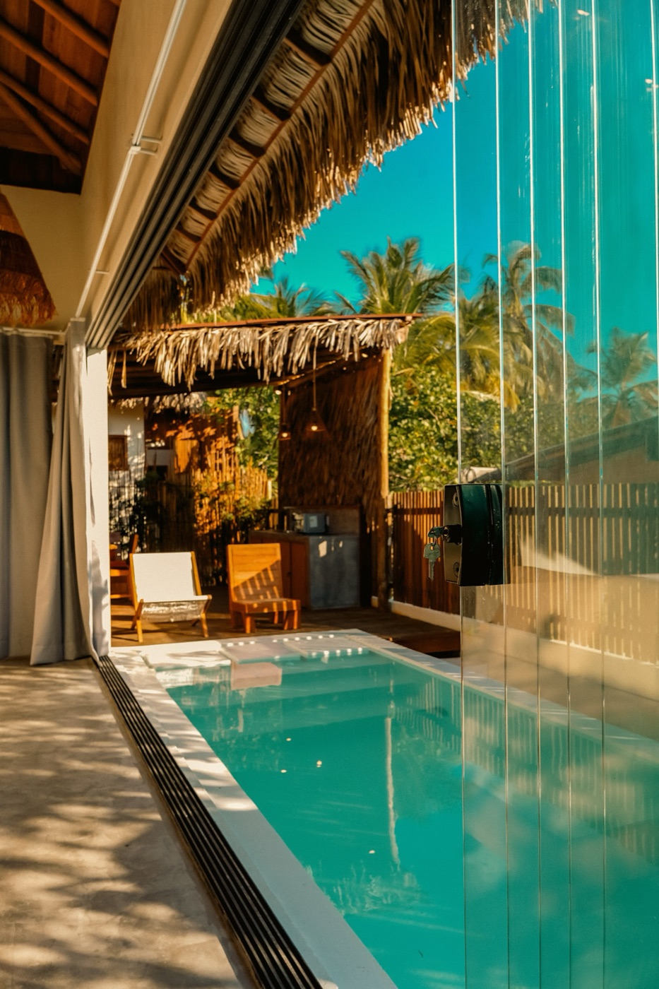 Piscina privativa do Chalé com parede de vidro