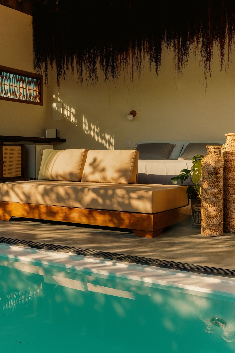 Chalé Private: sala de estar à beira da piscina ao entardecer
