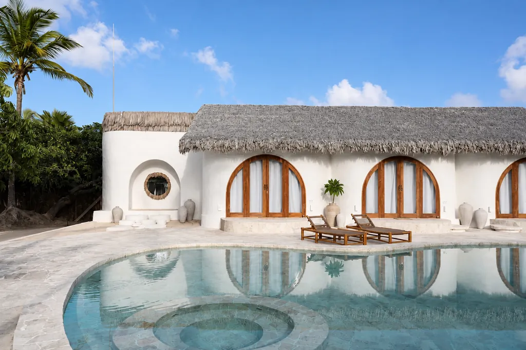 Buriti façade: wooden arches, thatched roof and organic pool
