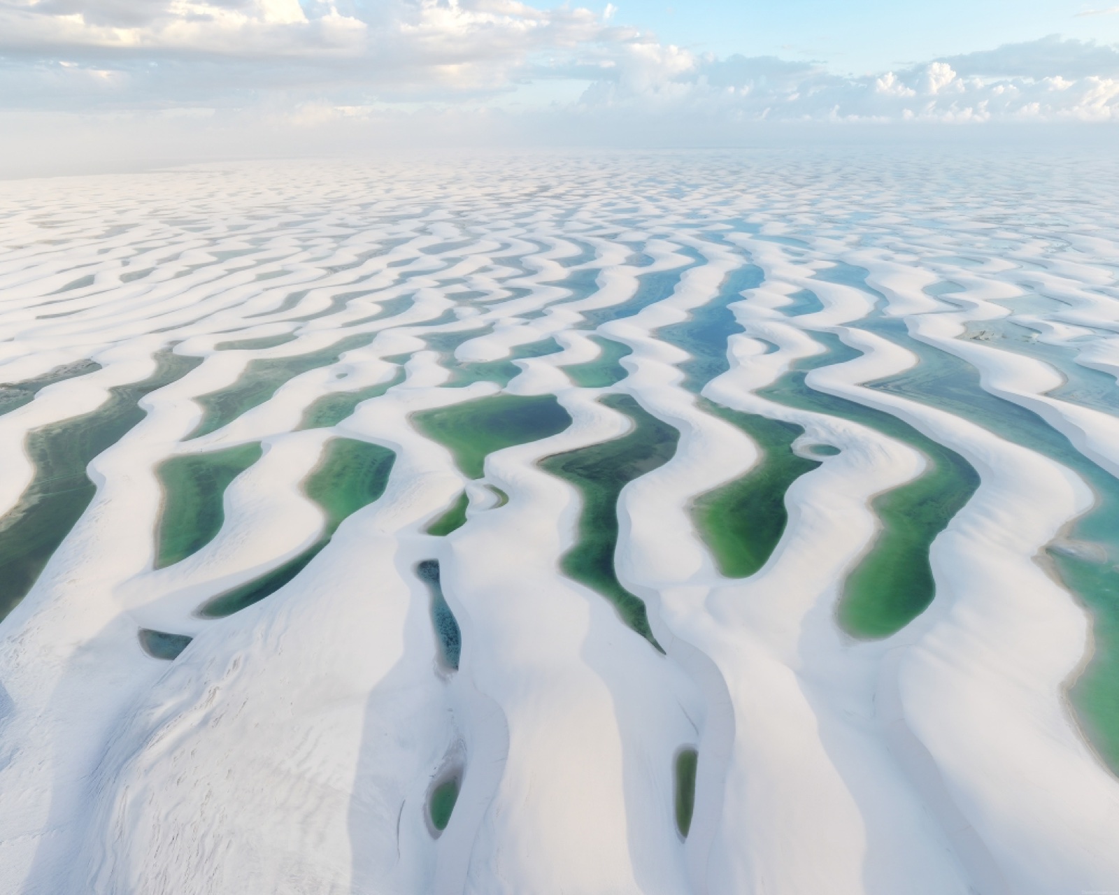 Lençóis Maranhenses vistos do alto: dunas de areia branca e lagoas de água doce